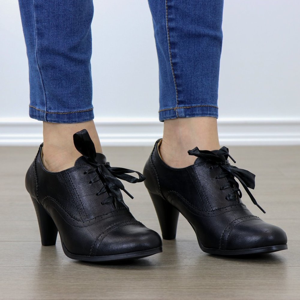 Laced-Up Vintage Style Women's Heeled Oxford - Picture 2 of 7